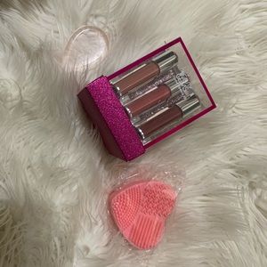 New lip kit, pouch,makeup brush cleaner,applicator